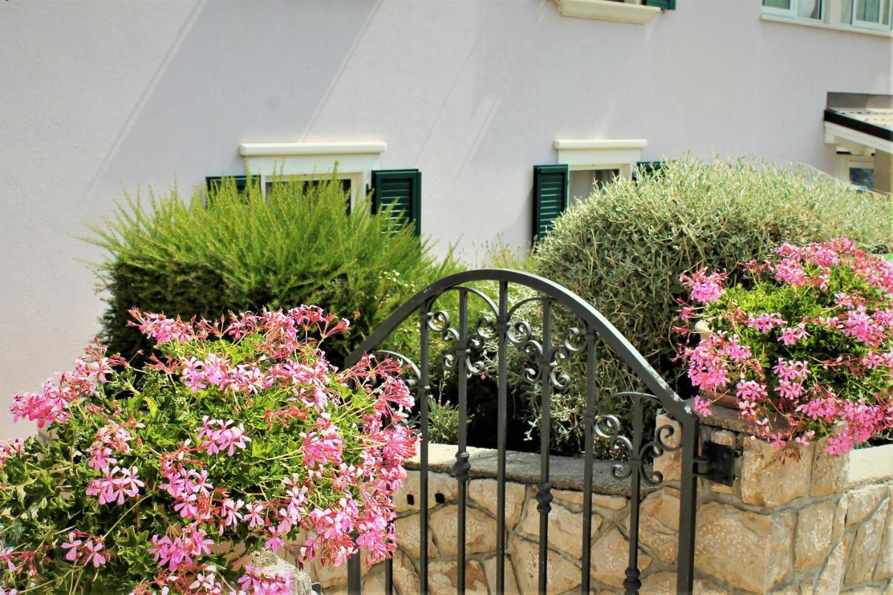 Apartmani Klaudija Valun Exterior foto